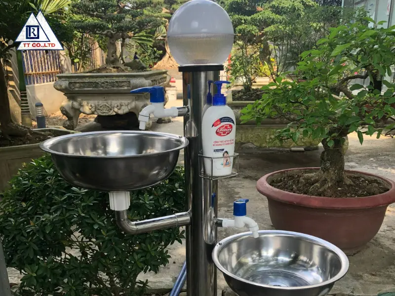 So sánh cây nước inox đa năng có đèn và không đèn 