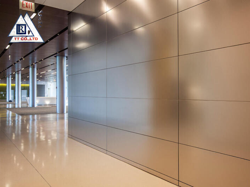 Lắp đặt các tấm ốp tường inox