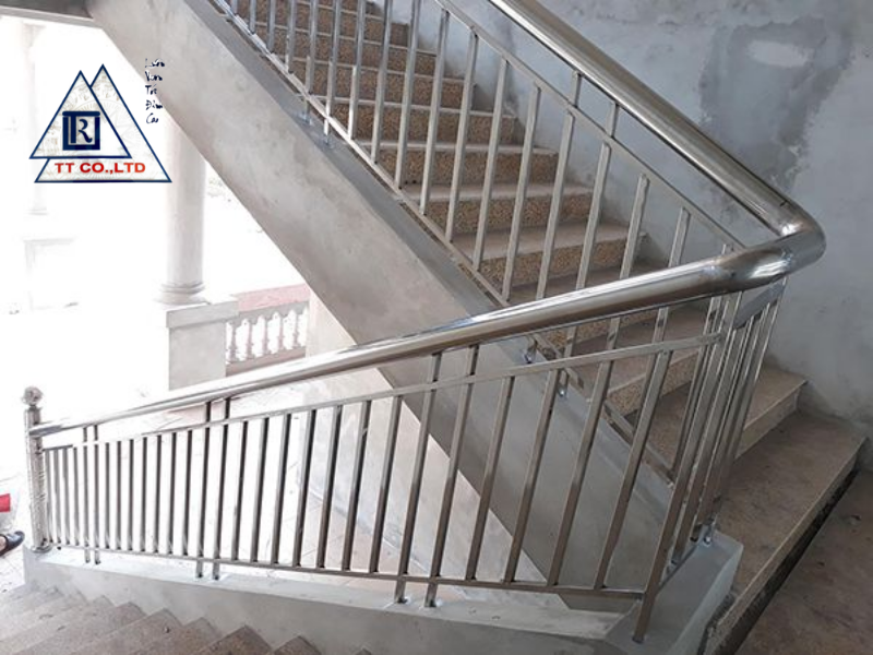 Thiết kế và kiểu dáng cầu thang inox