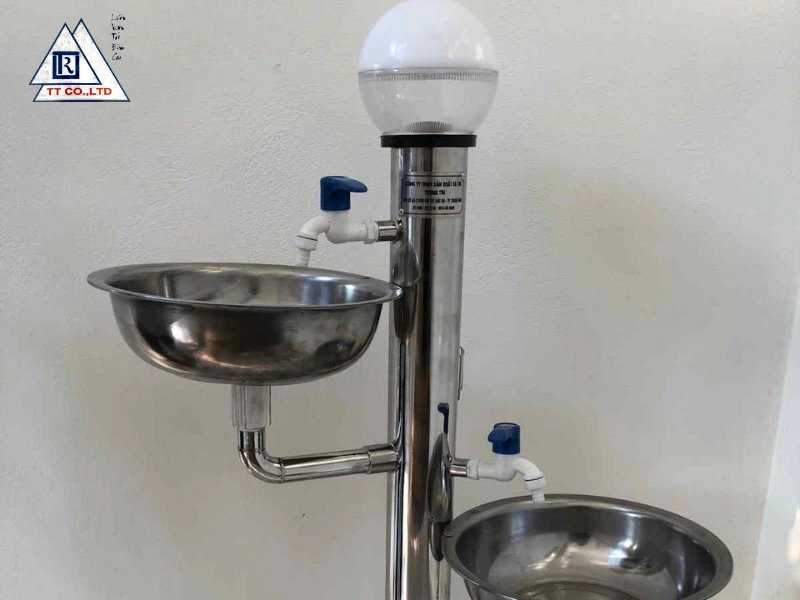 So sánh cây nước inox đa năng có đèn và không đèn 