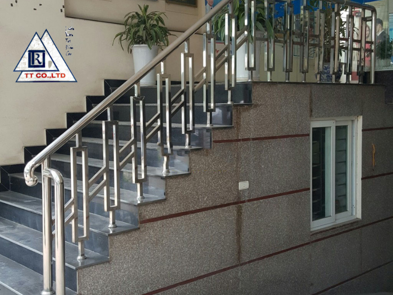 Đảm bảo an toàn và độ bền cho cầu thang inox