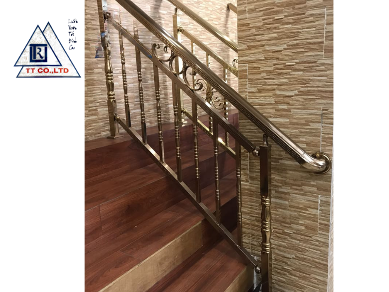Lựa chọn đơn vị thi công cầu thang inox mạ vàng chuyên nghiệp