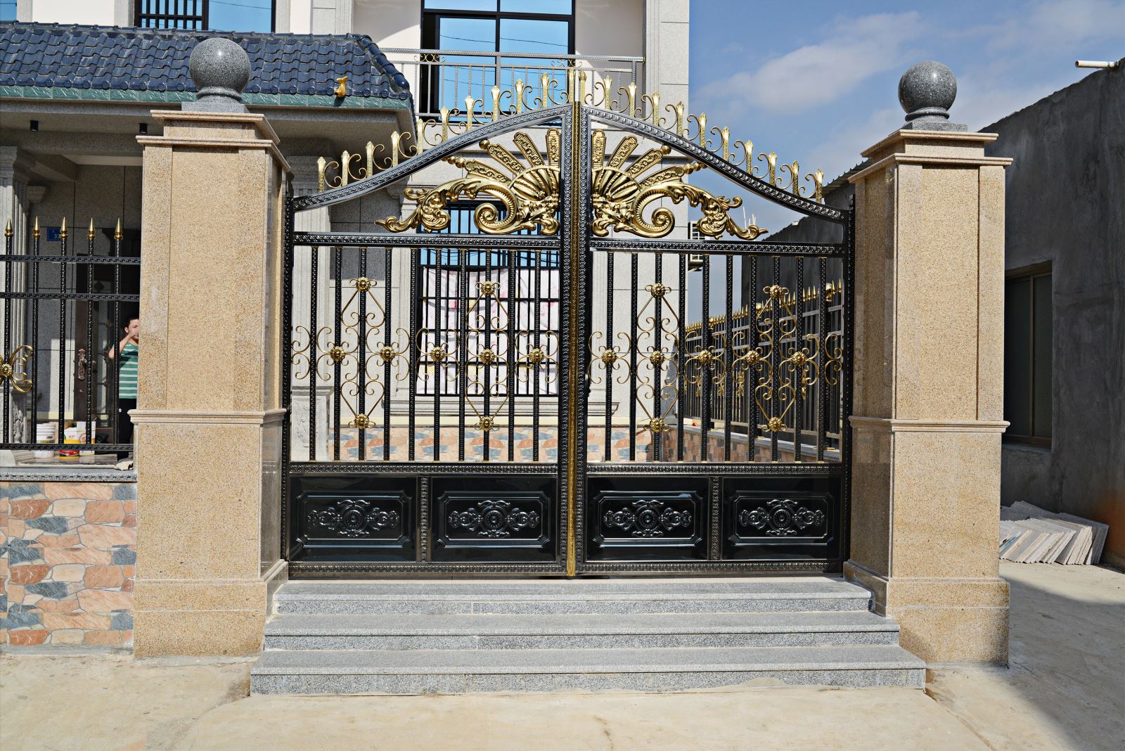 Mẫu cửa cổng inox màu kết hợp inox hoa văn